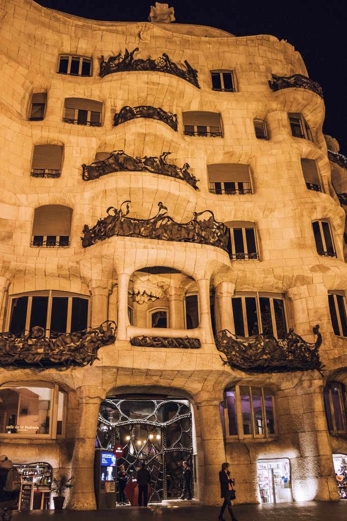 Дом Мила вечером